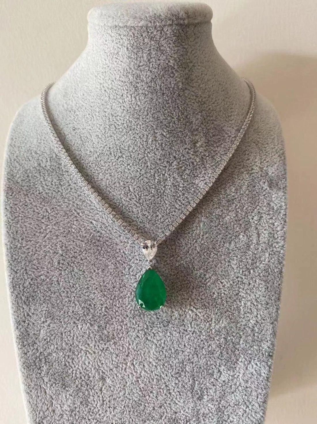 Emerald Elegance Teardrop Pendant - Silver Chain with Vibrant Green Crystal